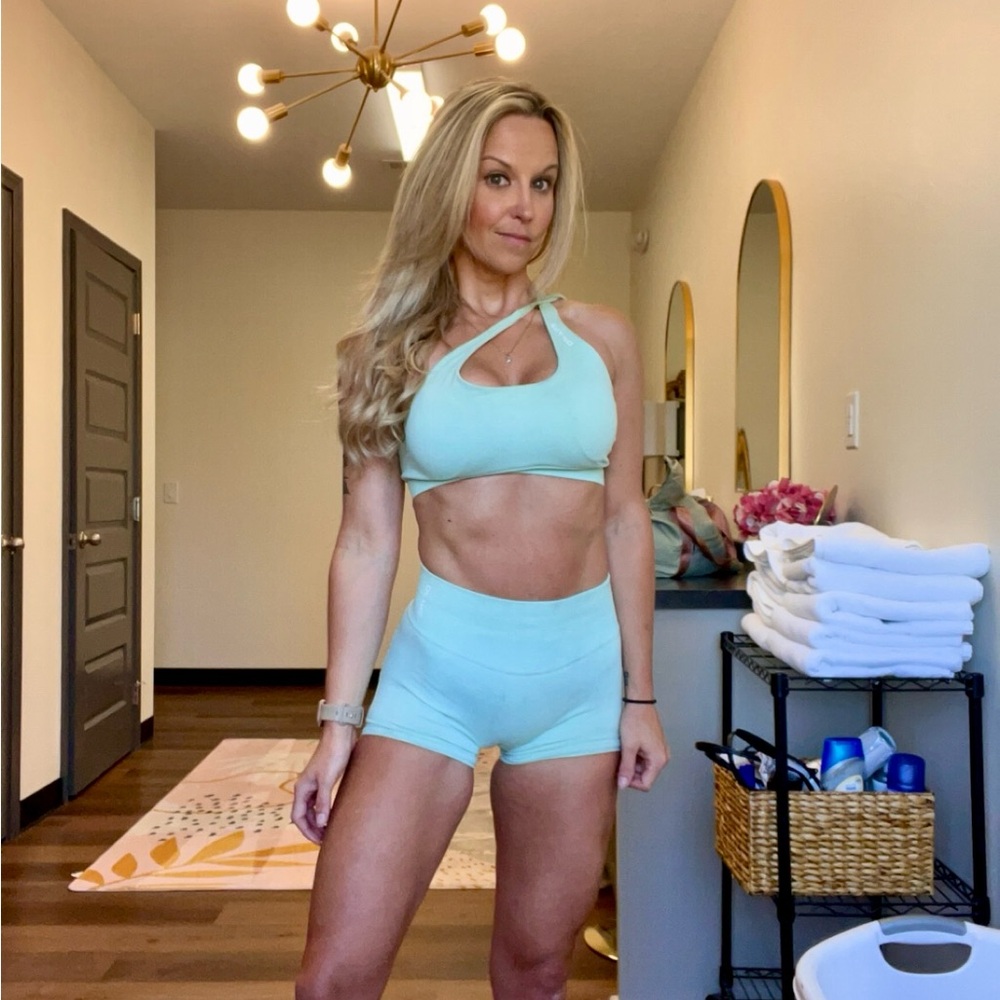 DFYNE Asymmetrical Sage Sports Bra